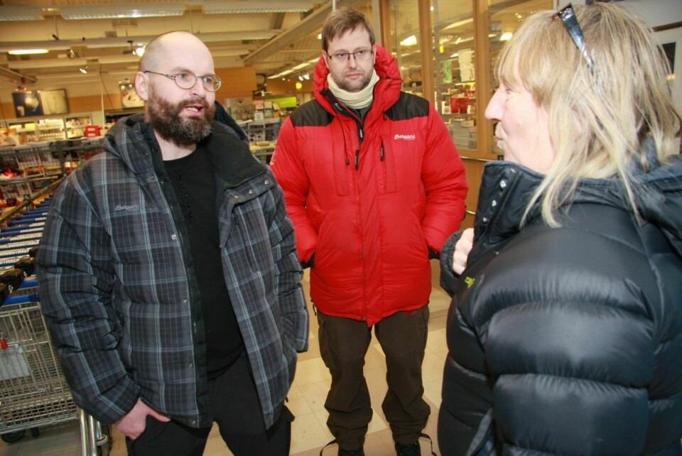 Frode Benjaminsen (t.v.) var nylig i Longyearbyen for å snakke om ingeniørutdanningen. Her sammen med Jonny Bardal og Ann Pedersen.