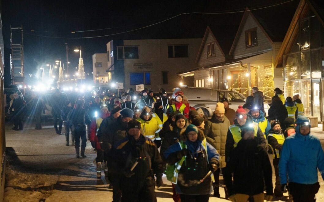 Protest: Folk i Longyearbyen protesterte mot strengere miljøregler. Stadig flere spør hva regjeringen og staten egentlig vil med dette samfunnet? Protest: Folk i Longyearbyen protesterte mot strengere miljøregler. Stadig flere spør hva regjeringen og staten egentlig vil med dette samfunnet?