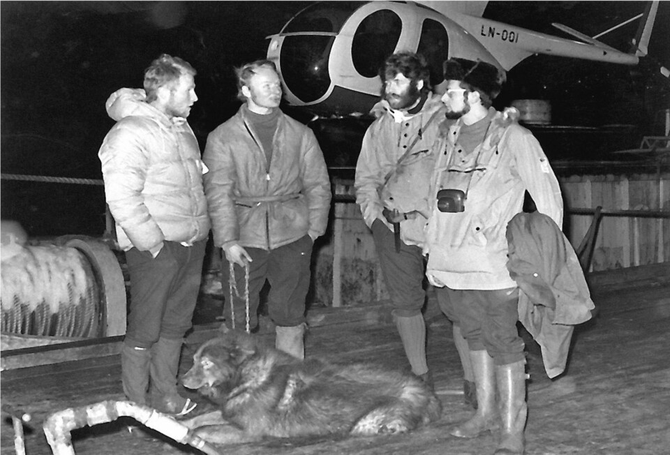 BERGET: Jarle Henriksen, Kjell Reidar Hovelsrud med grønlandshund Chox, Håkon Haugli og Bruno Rothe m bord på «Norbjørn» etter redningsaksjonen. Bak helikopteret som hentet dem på Hopen. FOTO: PRIVAT BERGET: Jarle Henriksen, Kjell Reidar Hovelsrud med grønlandshund Chox, Håkon Haugli og Bruno Rothe m bord på «Norbjørn» etter redningsaksjonen. Bak helikopteret som hentet dem på Hopen. FOTO: PRIVAT