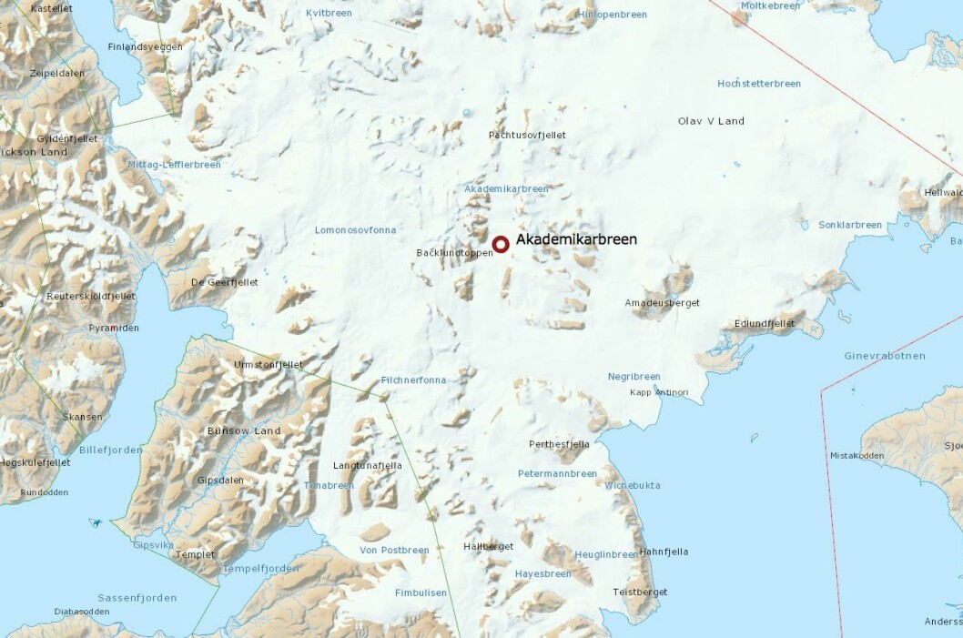 Skiløperne befinner seg inne på Akademikarbreen, hvor det blåser friskt. De har bedt om å bli evakuert. Skiløperne befinner seg inne på Akademikarbreen, hvor det blåser friskt. De har bedt om å bli evakuert.