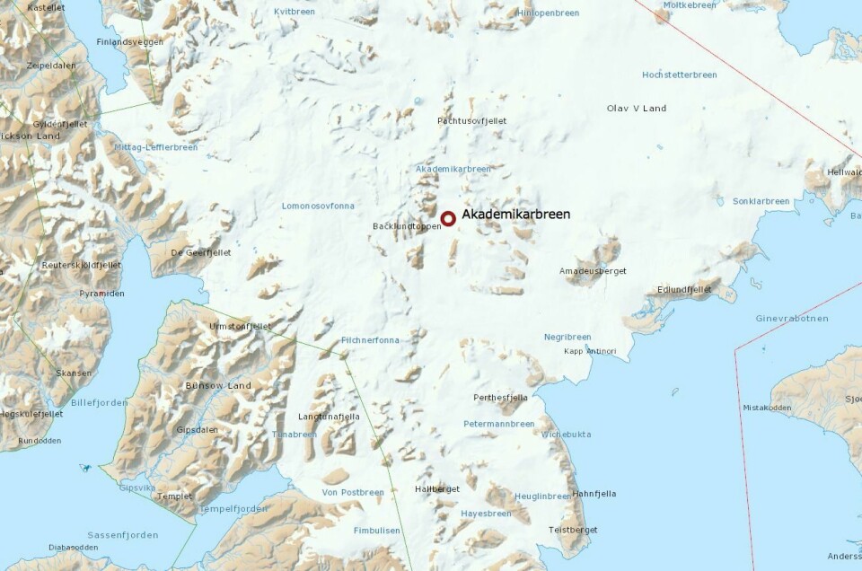 Skiløperne befinner seg inne på Akademikarbreen, hvor det blåser friskt. De har bedt om å bli evakuert. Skiløperne befinner seg inne på Akademikarbreen, hvor det blåser friskt. De har bedt om å bli evakuert.