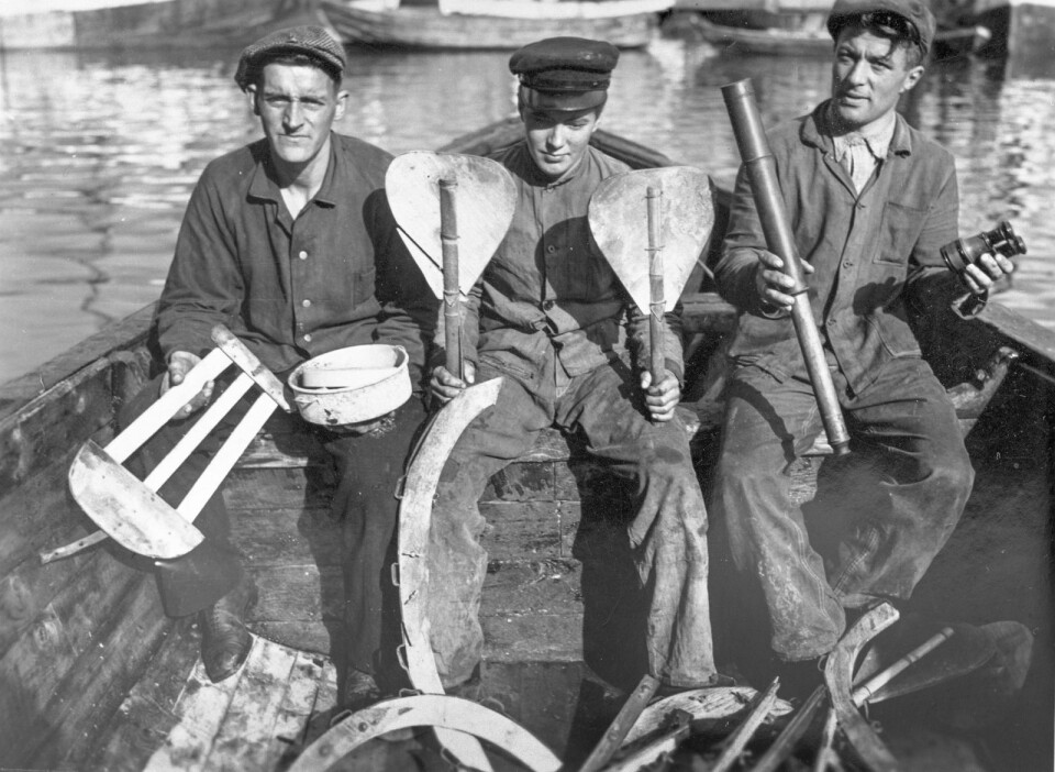I Tromsø: Mannskapet fra «Maud» på havna i Tromsø med utstyr etterlatt på odden i Duvefjorden. Gjenstandene befinner seg i dag i et museum i Tyskland. I Tromsø: Mannskapet fra «Maud» på havna i Tromsø med utstyr etterlatt på odden i Duvefjorden. Gjenstandene befinner seg i dag i et museum i Tyskland.