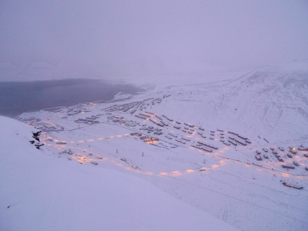 Søndag var beredskapsrådet samlet for å kartlegge mulige konsekvenser dersom det også skulle oppstå teknisk feil på den andre fiberkabelen mellom Svalbard og fastlandet. Søndag var beredskapsrådet samlet for å kartlegge mulige konsekvenser dersom det også skulle oppstå teknisk feil på den andre fiberkabelen mellom Svalbard og fastlandet.