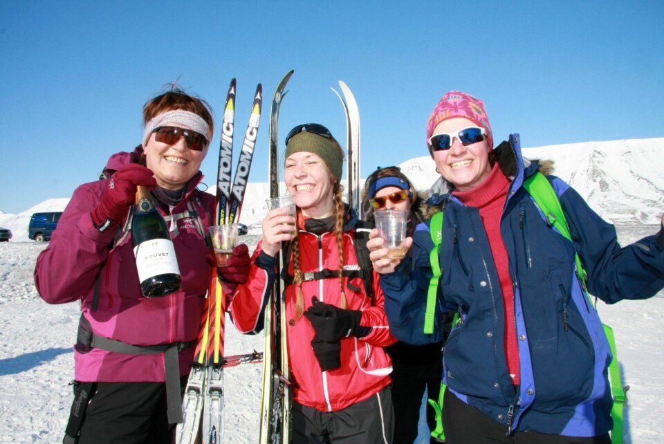 Sang og champis: Anita Johansen,  Elisabeth Larsen, Marit Skjei og Diana Snibsøer feirer med champagne på målstreken.