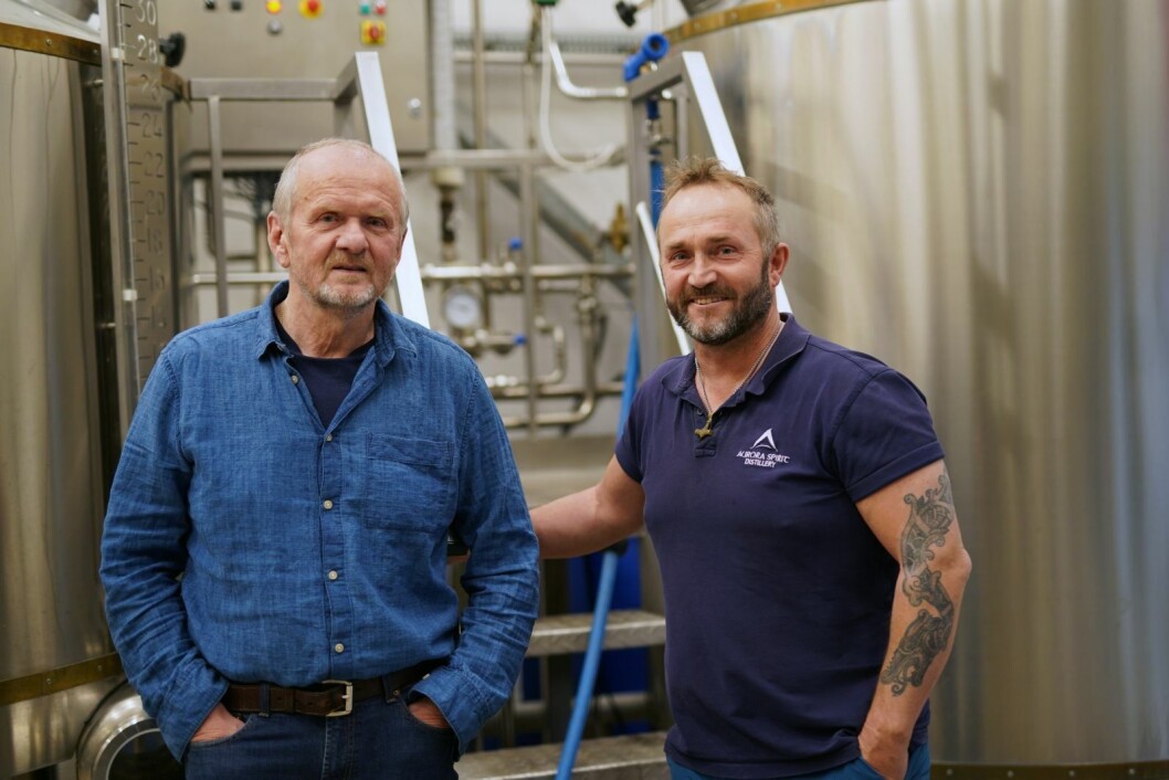 Edle dråper: Daglig leder Robert Johansen ved Svalbard Bryggeri og daglig leder Tor Petter W. Christensen i Bivrost går sammen om å lage verden nordligste destilleri. Edle dråper: Daglig leder Robert Johansen ved Svalbard Bryggeri og daglig leder Tor Petter W. Christensen i Bivrost går sammen om å lage verden nordligste destilleri.