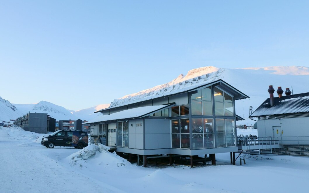 LEKKASJE: Vannet som strømmer ut ved krysset i Vei 600 stammer fra fyrhuset like ved. Vannet som lekker ut er derfor helt rent. LEKKASJE: Vannet som strømmer ut ved krysset i Vei 600 stammer fra fyrhuset like ved. Vannet som lekker ut er derfor helt rent.