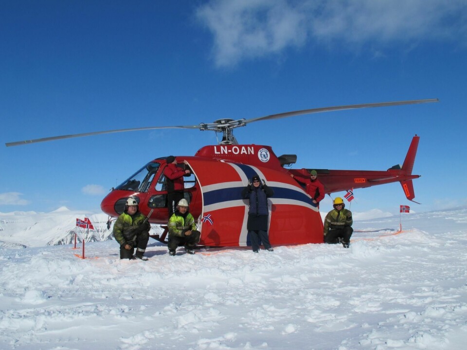 Flagget på toppen av Ispallen. Foran fra venstre: Harald Kristiansen AD, Per Egil Siri AD, kokk Inger Heggebotten fra Sodexo, Aslak Anders Siri AD. Pilotene fra HeliTeam bakerst fra venstre Wegard Rydningen og Øystein Skovro.