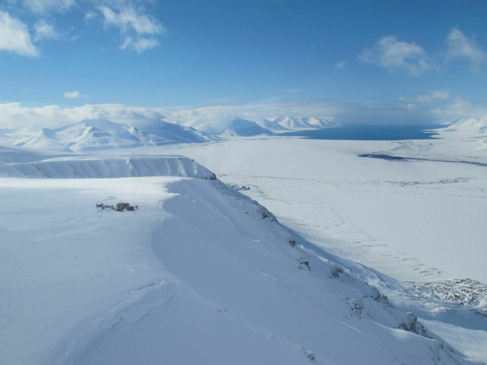 Boreriggen til Arctic Drilling på toppen av Ispallen. Nedenfor er Braganzavågen og lenger ut Van Mijenfjorden.