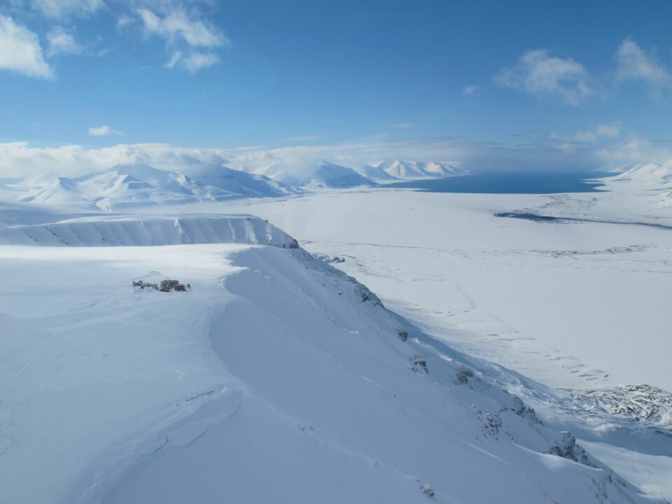 Boreriggen til Arctic Drilling på toppen av Ispallen. Nedenfor er Braganzavågen og lenger ut Van Mijenfjorden.