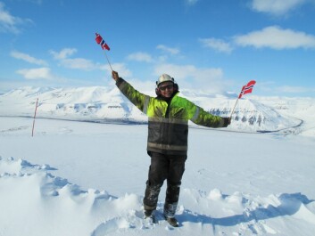 Per Egil Siri med flagg på Ispallen. I bakgrunnen ser vi Svea. Per Egil Siri med flagg på Ispallen. I bakgrunnen ser vi Svea.