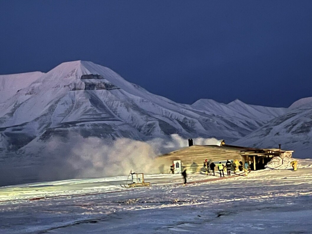 En hytte i Adventdalen står i full fyr. En hytte i Adventdalen står i full fyr.