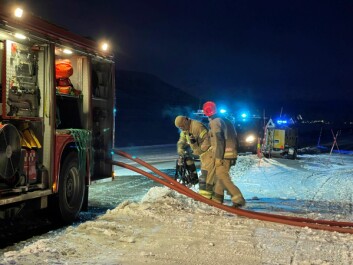 Brannmannskapene jobber på spreng for å få kontroll på brannen. Brannmannskapene jobber på spreng for å få kontroll på brannen.