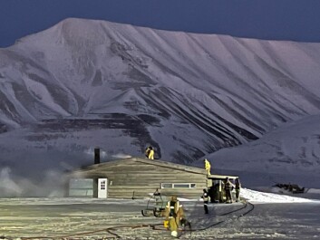 En hytte i Adventdalen står i full fyr. En hytte i Adventdalen står i full fyr.