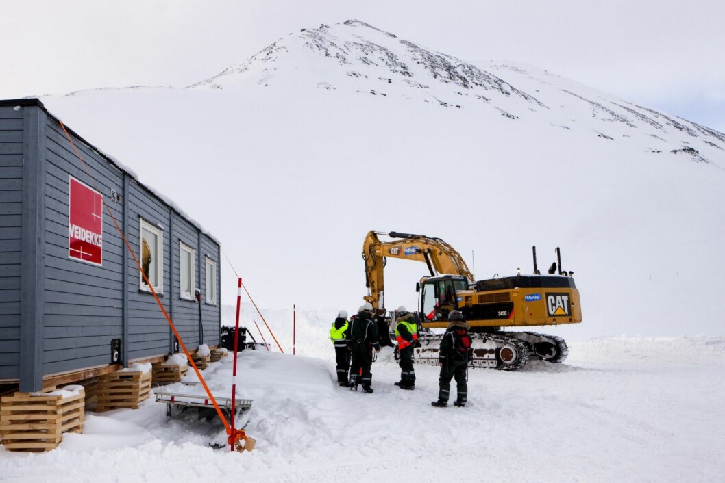 Mandag 19. mars 2012 startet Veidekke Arctic arbeidet med infrastrukturen mellom den gamle og den nye gruva Mandag 19. mars 2012 startet Veidekke Arctic arbeidet med infrastrukturen mellom den gamle og den nye gruva
