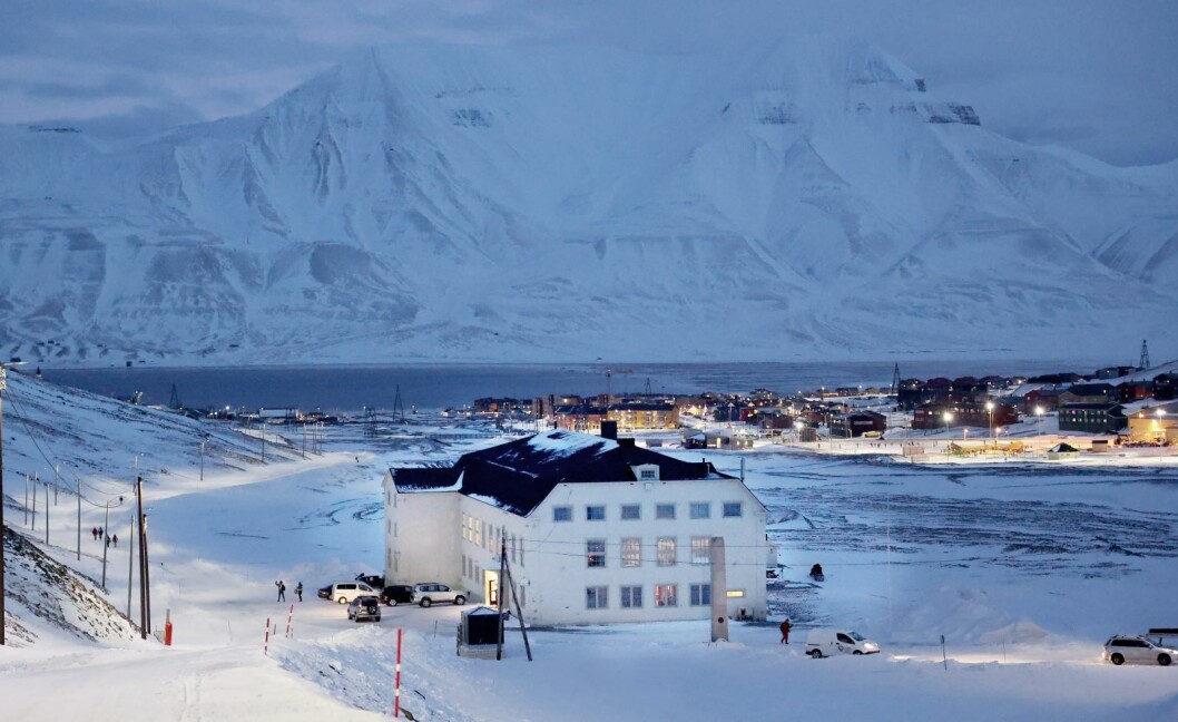 Huset er nå kjøpt av Store Norske, og Hurtigruten Svalbard skal stå for driften. Huset er nå kjøpt av Store Norske, og Hurtigruten Svalbard skal stå for driften.