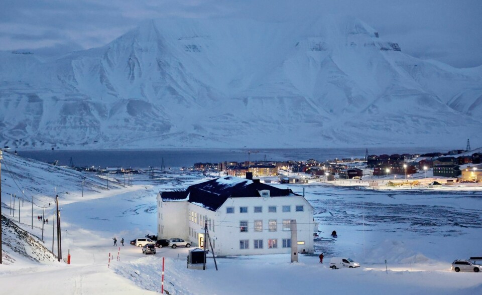 Huset er nå kjøpt av Store Norske, og Hurtigruten Svalbard skal stå for driften.