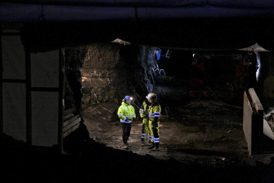 Geologene frykter mer mellomstein i Lunckefjellgruva etter at deler av et kullpanel måtte bli liggende. Nå vurderer Store Norske ekstra kjerneboringer for å skaffe seg bedre oversikt.