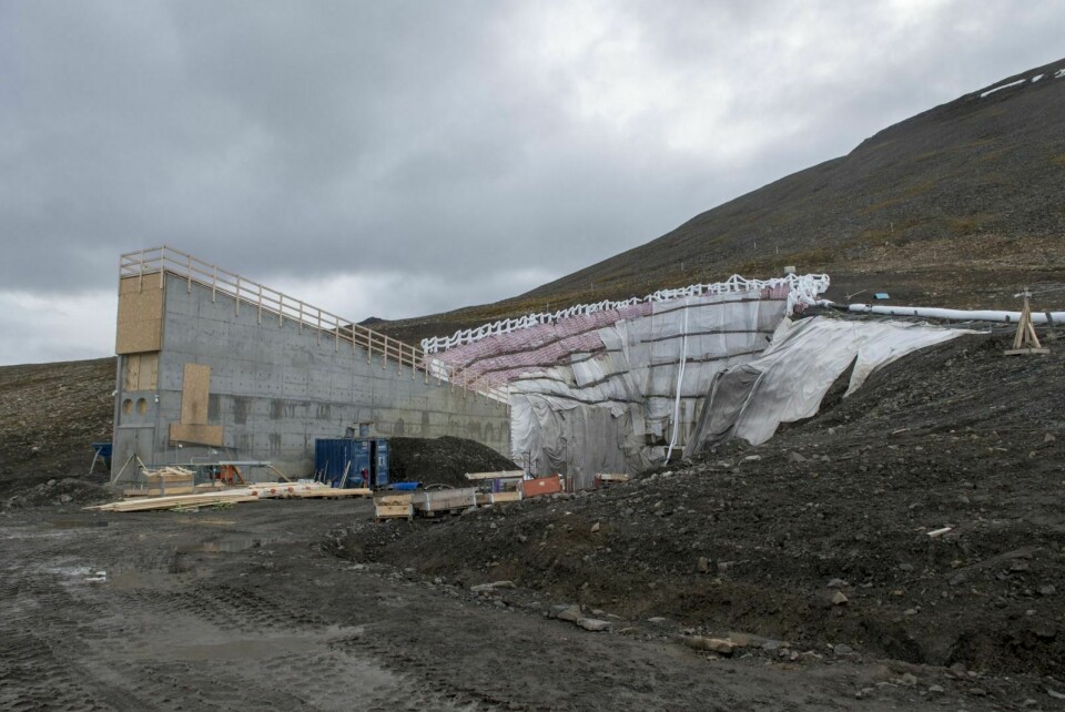 Den gamle adkomsttunnelen, også kalt «Svalbardrøret» er fjernet. I tillegg er 17.000 kubikk masse fjernet fra byggegropen. Det klargjøres for en helt ny vanntett adkomsttunnel inn til selve frøhvelvet som ligger 50 meter under bakken. En 20 meter høy frysevegg holder massene på plass mens arbeidet pågår.  Det er første gang Statsbygg bruker denne fryseteknikken i sitt arbeid. I forkant ligger inngangsportalen. Glasskunsten er fjernet mens arbeidet pågår.