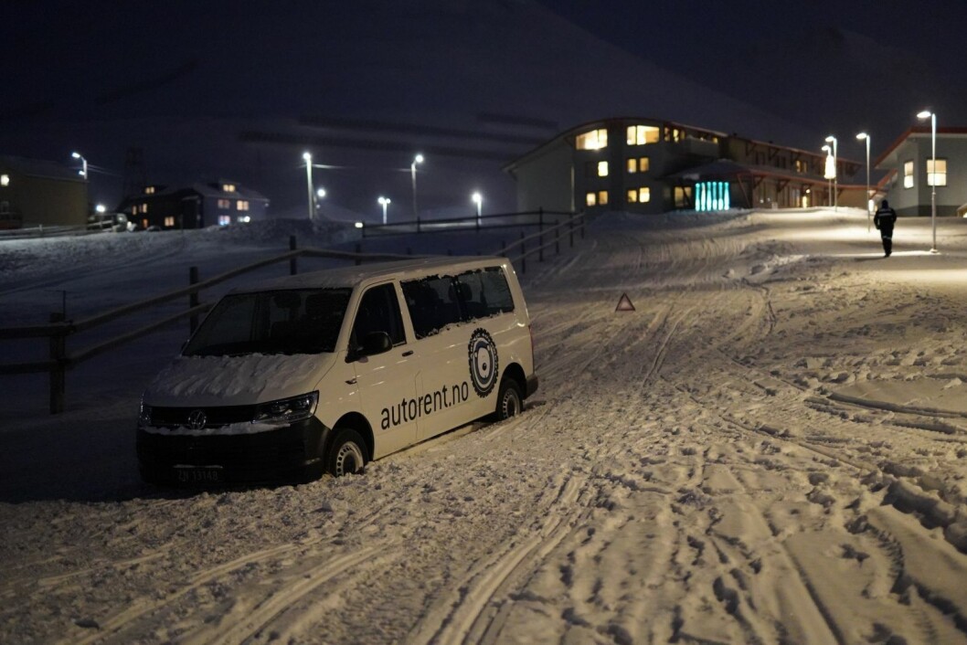 Bom fast: Det lønner seg sjeldent å kjøre i skuterløypa. Bom fast: Det lønner seg sjeldent å kjøre i skuterløypa.