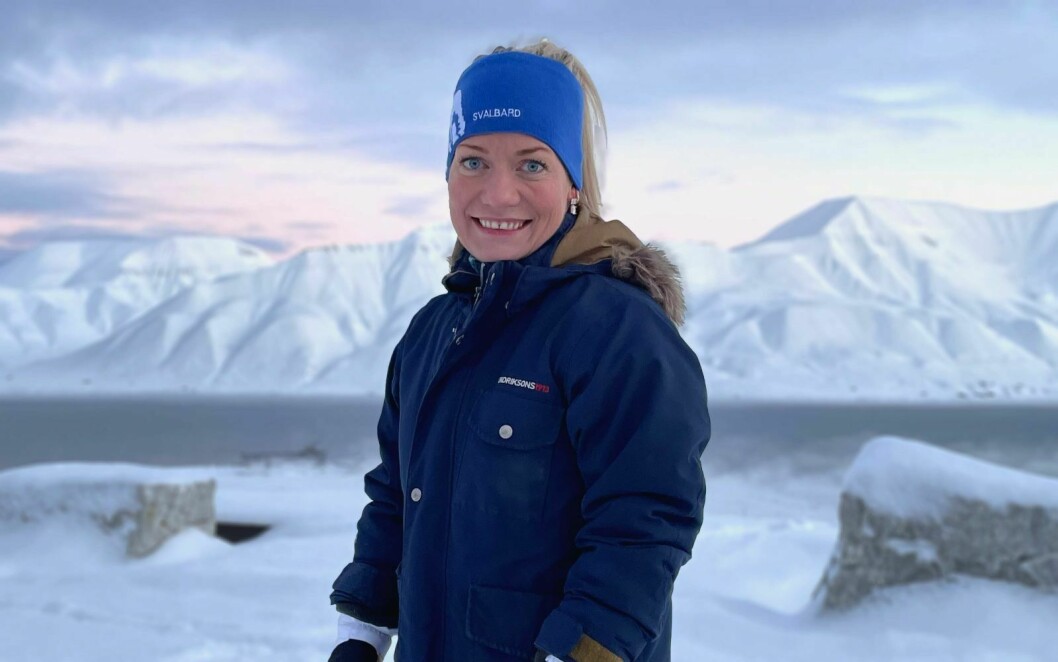 FRØHVELVET: Landbruks- og matminister Sandra Borch (SP) og utviklingsminister Anne Beathe Tvinnereim (SP) deponerte mandag frøprøver i det globale frøhvelvet på Svalbard.
