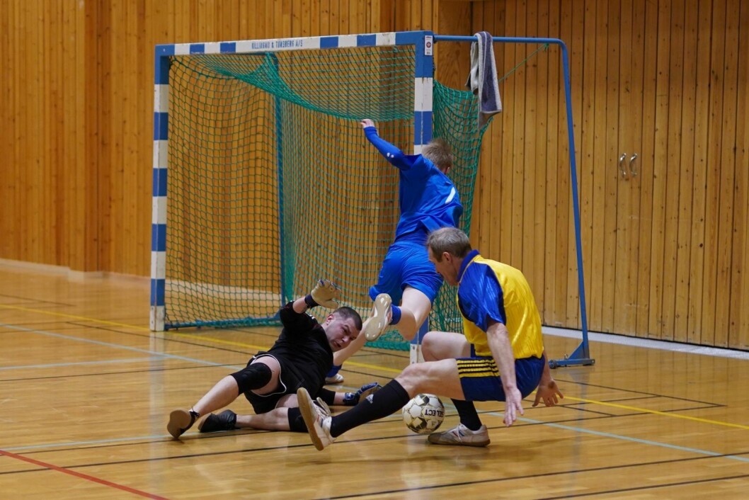 Fotball: Det kan se voldsomt ut, men det gikk fredelig for seg lørdag. Ingen ble skadd. Longyearbyen vant uforskammet 13–4. Fotball: Det kan se voldsomt ut, men det gikk fredelig for seg lørdag. Ingen ble skadd. Longyearbyen vant uforskammet 13–4.