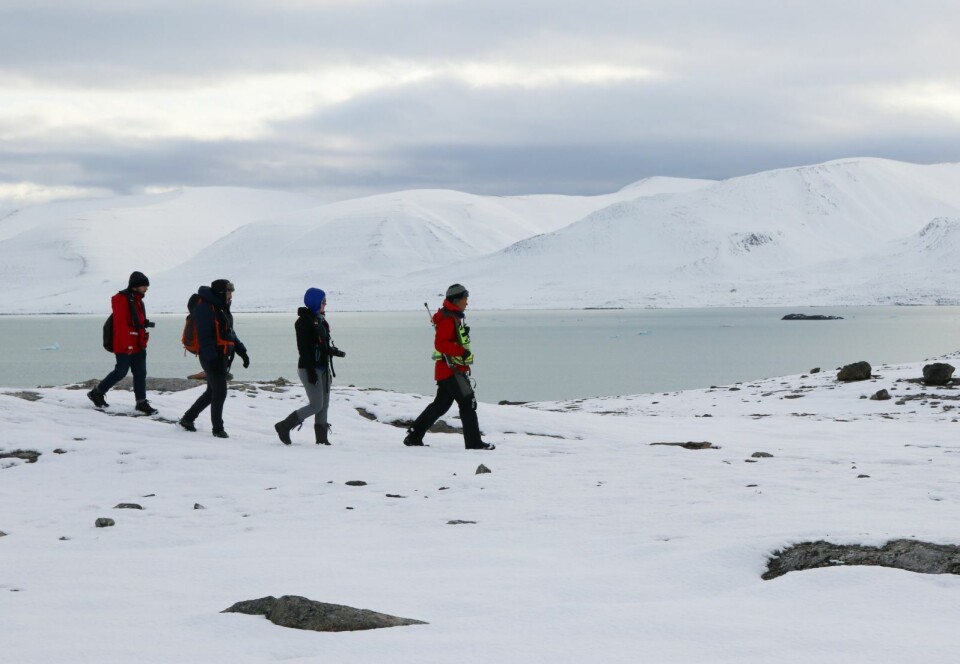 GUIDE: En guide med turister ved Liefdefjorden. GUIDE: En guide med turister ved Liefdefjorden.