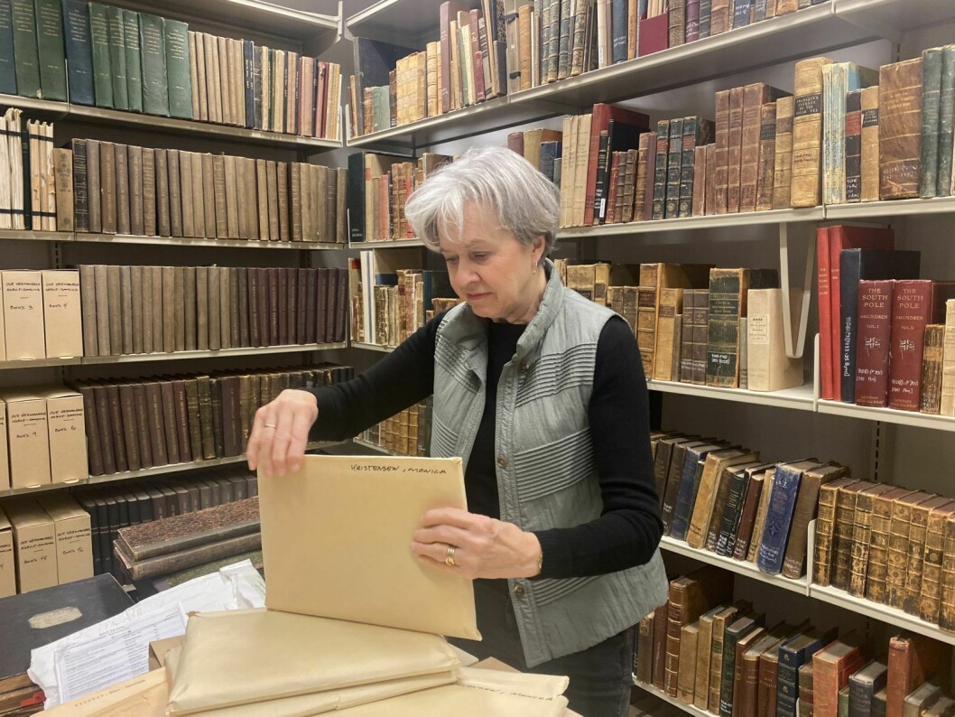 Inn i arkivet: Litteraturviter Anka Ryall omkranset av verdifull historisk materiell i polararkivet.