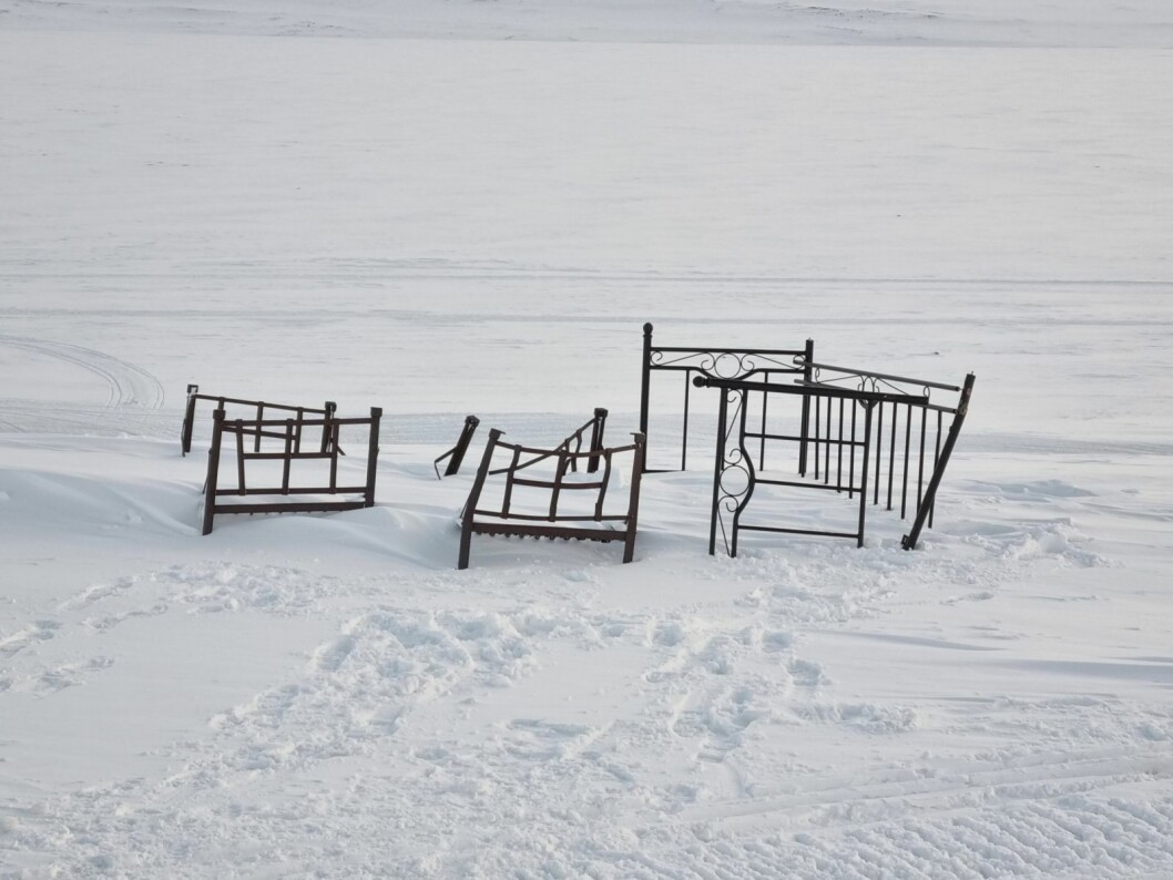 Dette bildet viser at noen har plassert enda en jernseng ved landemerket. Dette bildet viser at noen har plassert enda en jernseng ved landemerket.
