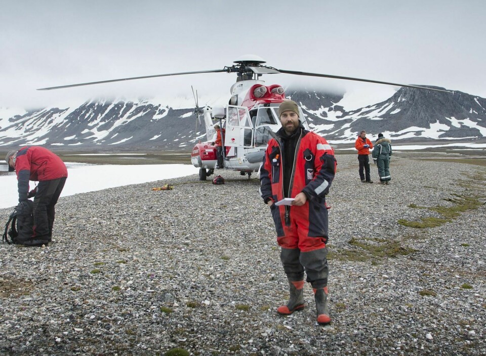Christian Nikolai Bjørke ute på oppdrag med Sysselmannens helikopter.