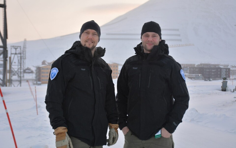 FELTINSPEKTØRER: Michael Andersson og Trym Alexendersen skal som nye feltinspektører på Svalbard være ansikt utad for Sysselmesteren ute i felten. FELTINSPEKTØRER: Michael Andersson og Trym Alexendersen skal som nye feltinspektører på Svalbard være ansikt utad for Sysselmesteren ute i felten.