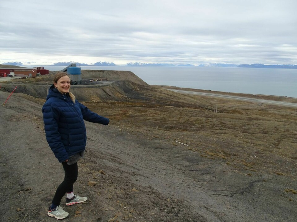 DEPONITOMT: I dette området blir fremtidens massedeponi for Longyearbyen, viser, fagansvarlig for renovasjon og miljø i Longyearbyen lokalstyre, Karine Margrethe Hauan.