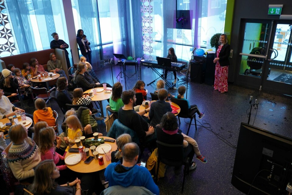 Folksomt: Alle elevene fikk stå på scenen. Folksomt: Alle elevene fikk stå på scenen.