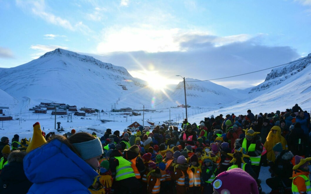 SOLENS TILBAKEKOMST: Det er fire måneder siden solen skinte over Longyearbyen sist. Endelig er den tilbake.