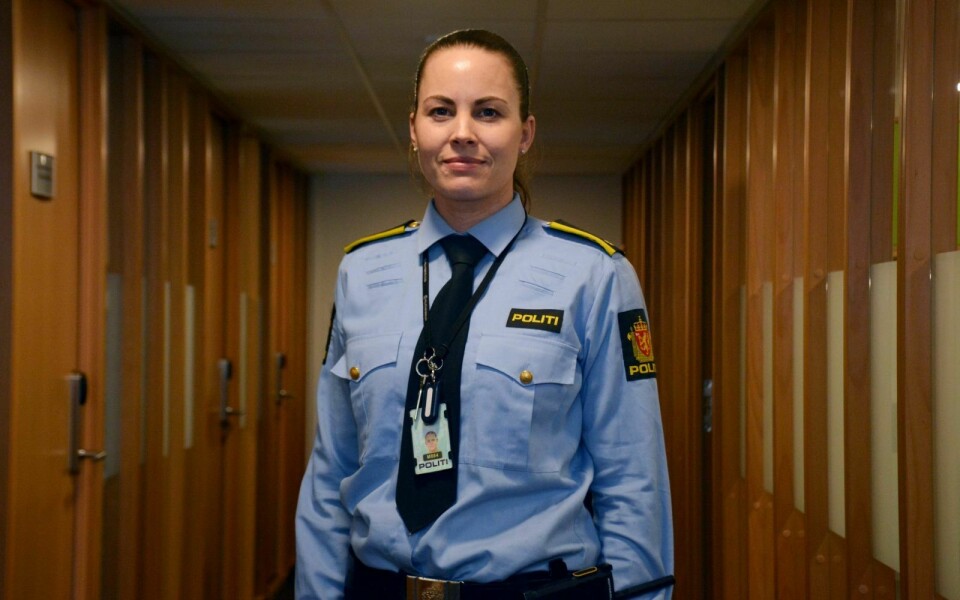 UHELDIG UTVIKLING: Sysselmesterførstebetjent Elisabeth Barsnes er koordinator for politiets forebyggende arbeid i Longyearbyen. Hun mener det er en uheldig utvikling om ungdom ned i 13-14 års-alderen drikker alkohol.