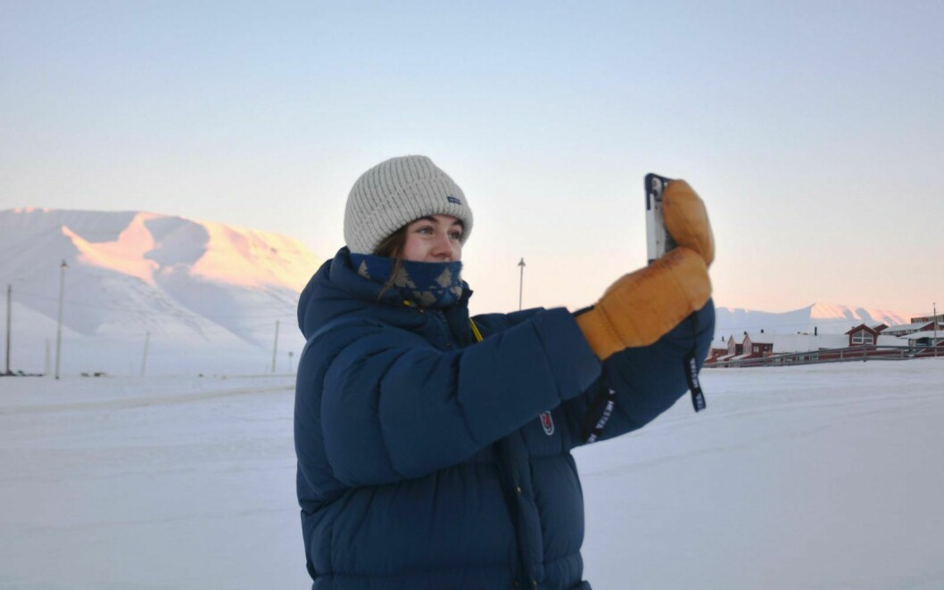 TIKTOK: Gjennom Tiktok profilen Svalbardthea viser Thea Marie Selven korte klipp av hvordan det er å leve på Svalbard. Det har vist seg å være veldig populært.