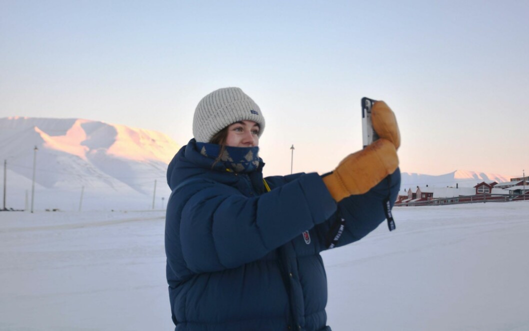 TIKTOK: Gjennom Tiktok profilen Svalbardthea viser Thea Marie Selven korte klipp av hvordan det er å leve på Svalbard. Det har vist seg å være veldig populært. TIKTOK: Gjennom Tiktok profilen Svalbardthea viser Thea Marie Selven korte klipp av hvordan det er å leve på Svalbard. Det har vist seg å være veldig populært.