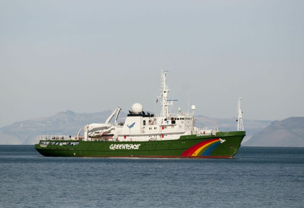 Greenpeaceskipet «Esperanza» ligger torsdag ettermiddag for anker i Adventfjorden like utenfor Longyearbyen.