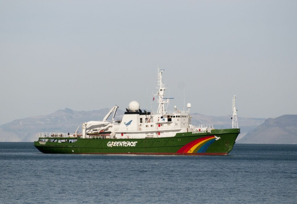 Greenpeaceskipet «Esperanza» ligger torsdag ettermiddag for anker i Adventfjorden like utenfor Longyearbyen. Greenpeaceskipet «Esperanza» ligger torsdag ettermiddag for anker i Adventfjorden like utenfor Longyearbyen.