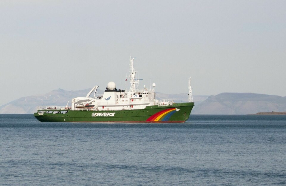 Greenpeace-skipet «Esperanza» i Adventfjorden i Longyearbyen.