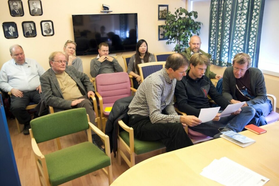 Sveinung L. Thesen, Malte Jochmann og letesjef Morten Often fra Store Norske studerer dokumentene under utmålsforretningen. Advokat Sveinung O. Flaaten (i dressjakke) var ikke fornøyd med resultatet.