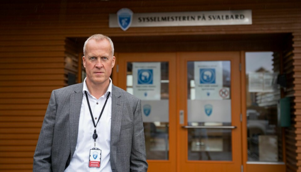 Sysselmester Lars Fause regner med å ha to nye ledere på plass til høsten.