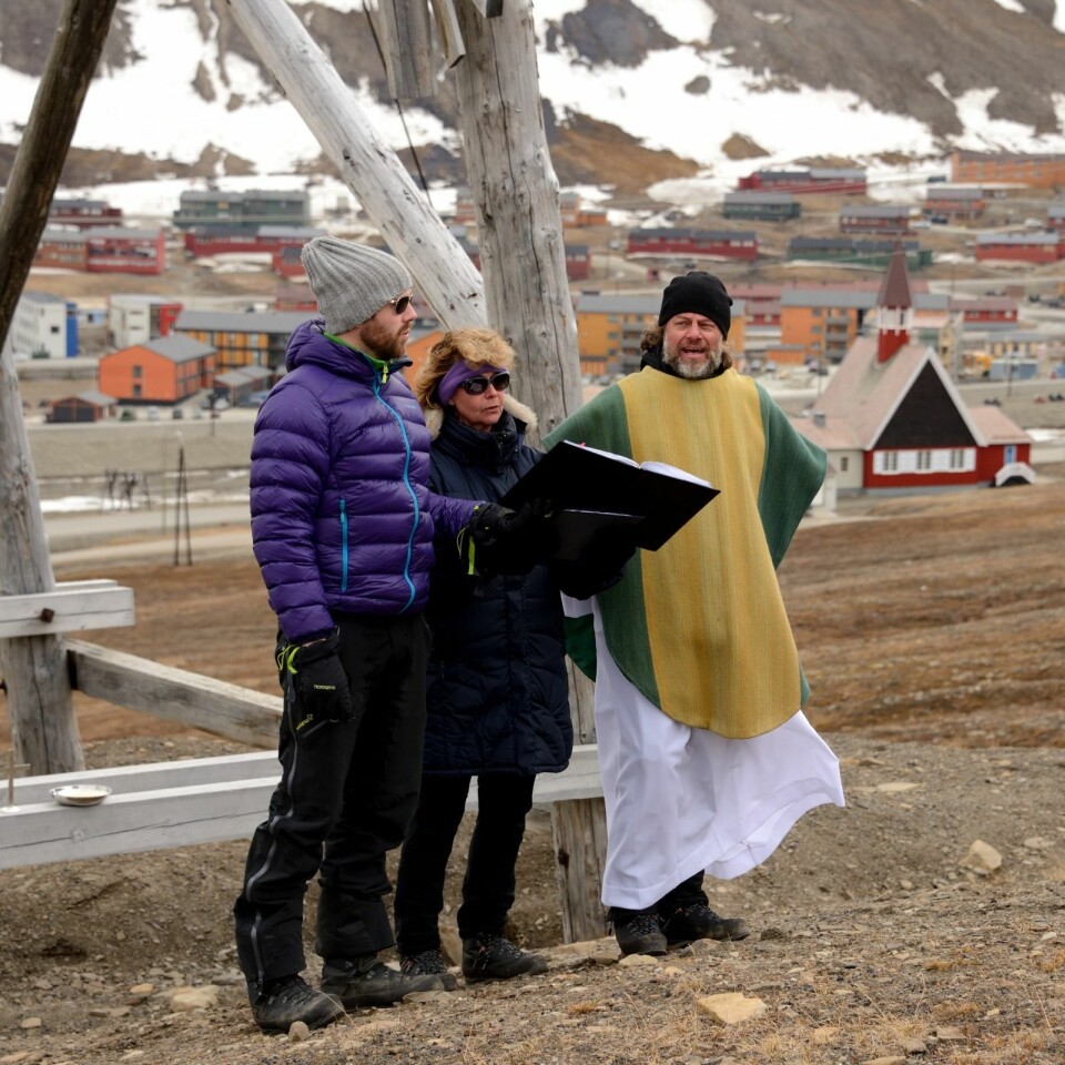 Svalbard Kirkes Trio synger under klimagudstjenesten ved taubanebukken.