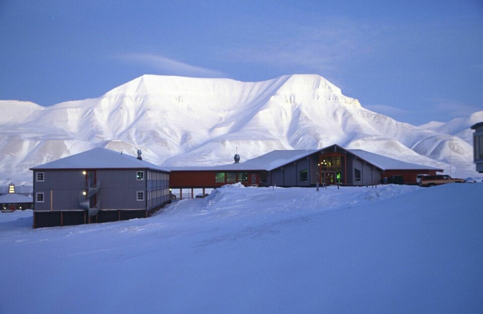Polarhotellet, med Hiorthfjellet i bakgrunnen.