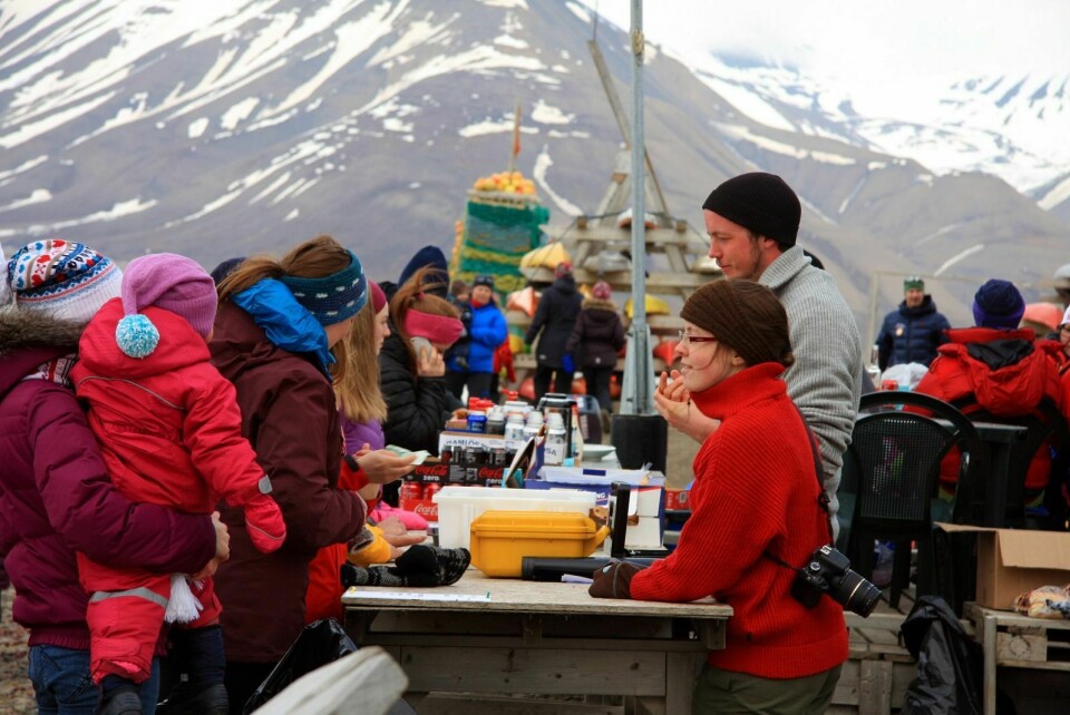 Køen var lang ved disken utenfor klubbhuset til Svalbard seilforening.