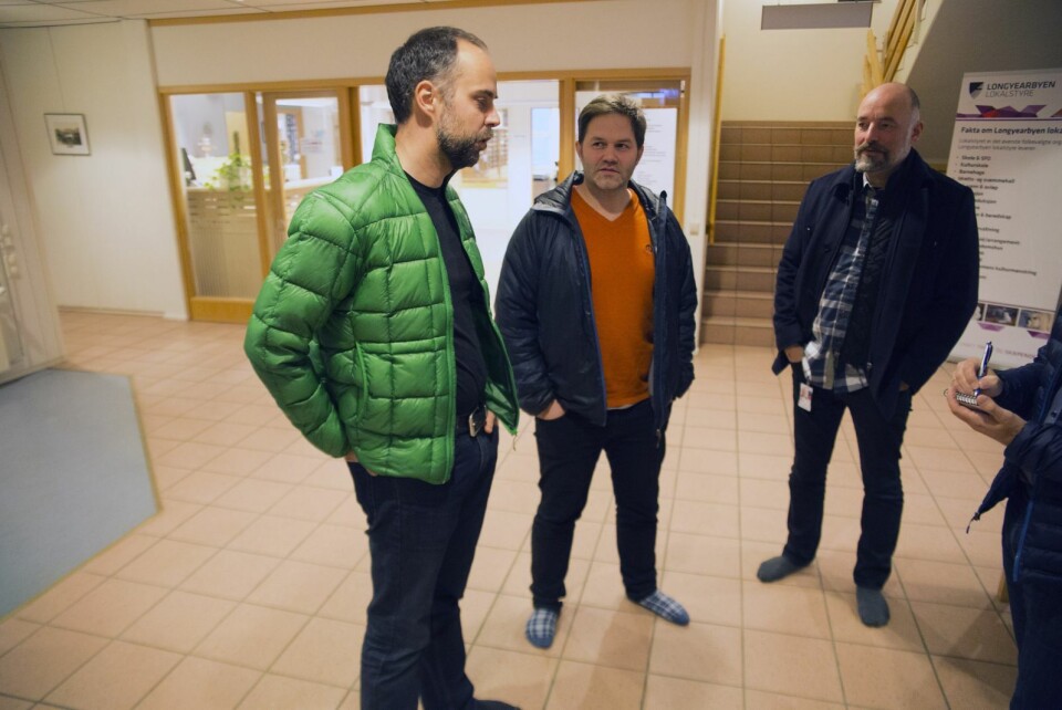 Venstre har gjort en god jobb under forhandlingene, men har samtidig stilt seg lagelig til hugg fra Høyre. Her nestleder Eirik Berger (V) og leder Arild Olsen (Ap) i Longyearbyen lokalstyre sammen med Ap-leder Øyvind Snibsøer.
