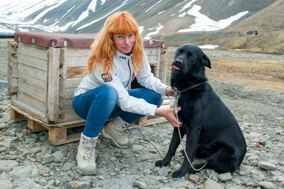 Merete Vanebo har fått med brorens hund, Aiko, som turkamerat til Svalbard.