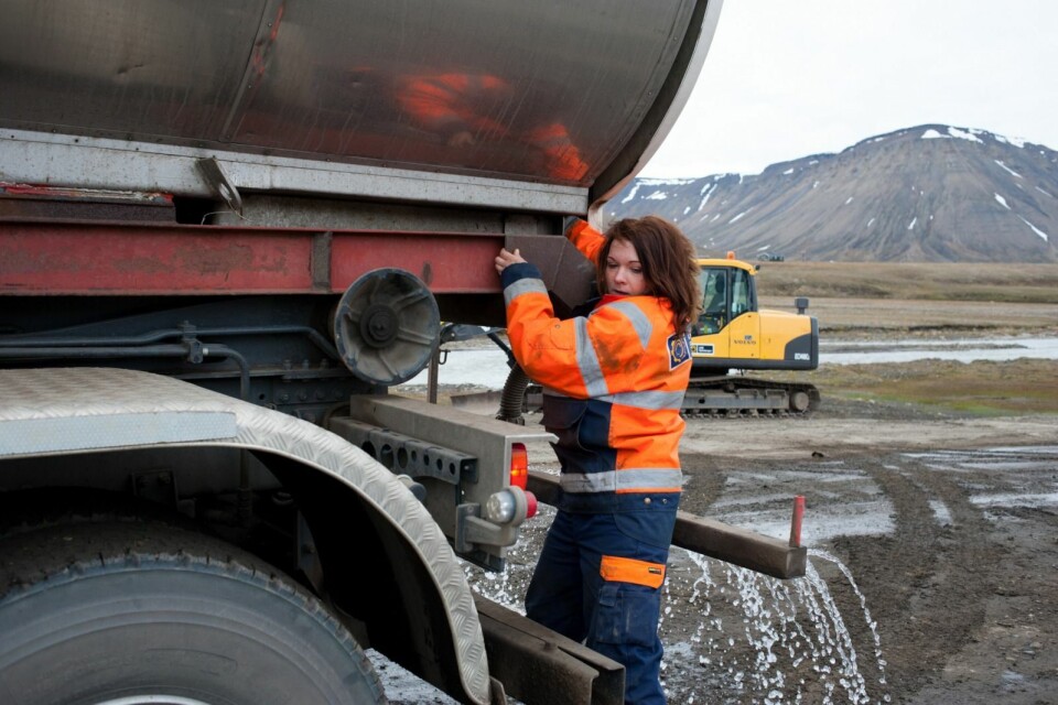 Transportmedarbeider Viktoria Steensen henter og kjører ut sjøvann som sprøytes utover veien.