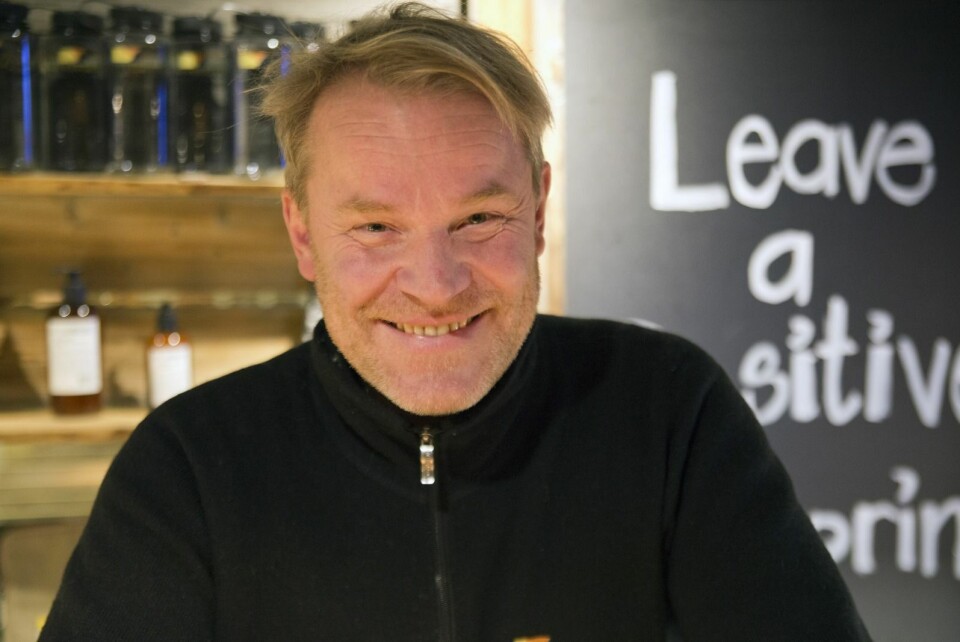 Steinar Rorgemoen og Basecamp Spitsbergen har innstilt alle langturer og latt hundene få ro. – Det er dårlig butikk, men dyrehelsa kommer først, sier han.