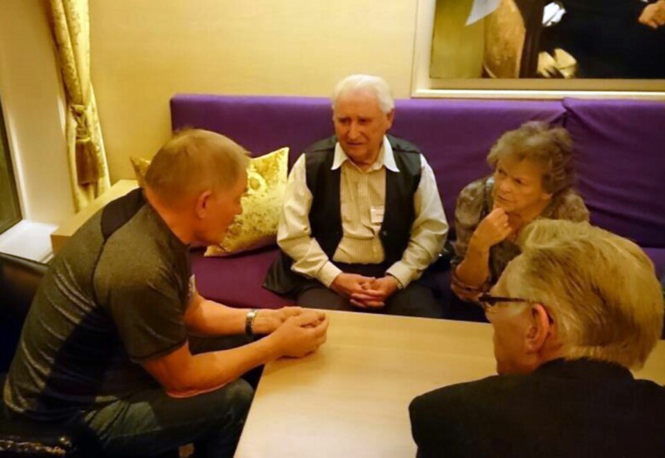 Veteraner: William Albrigtsen, Hedgar Stien, Elna Stien og Arne Gebhardt, som alle har vært ansatt i Kings Bay Kull Compani. AS, er gode og engasjerte representanter for Ny-Ålesunds historie på 1950- og 60-tallet.