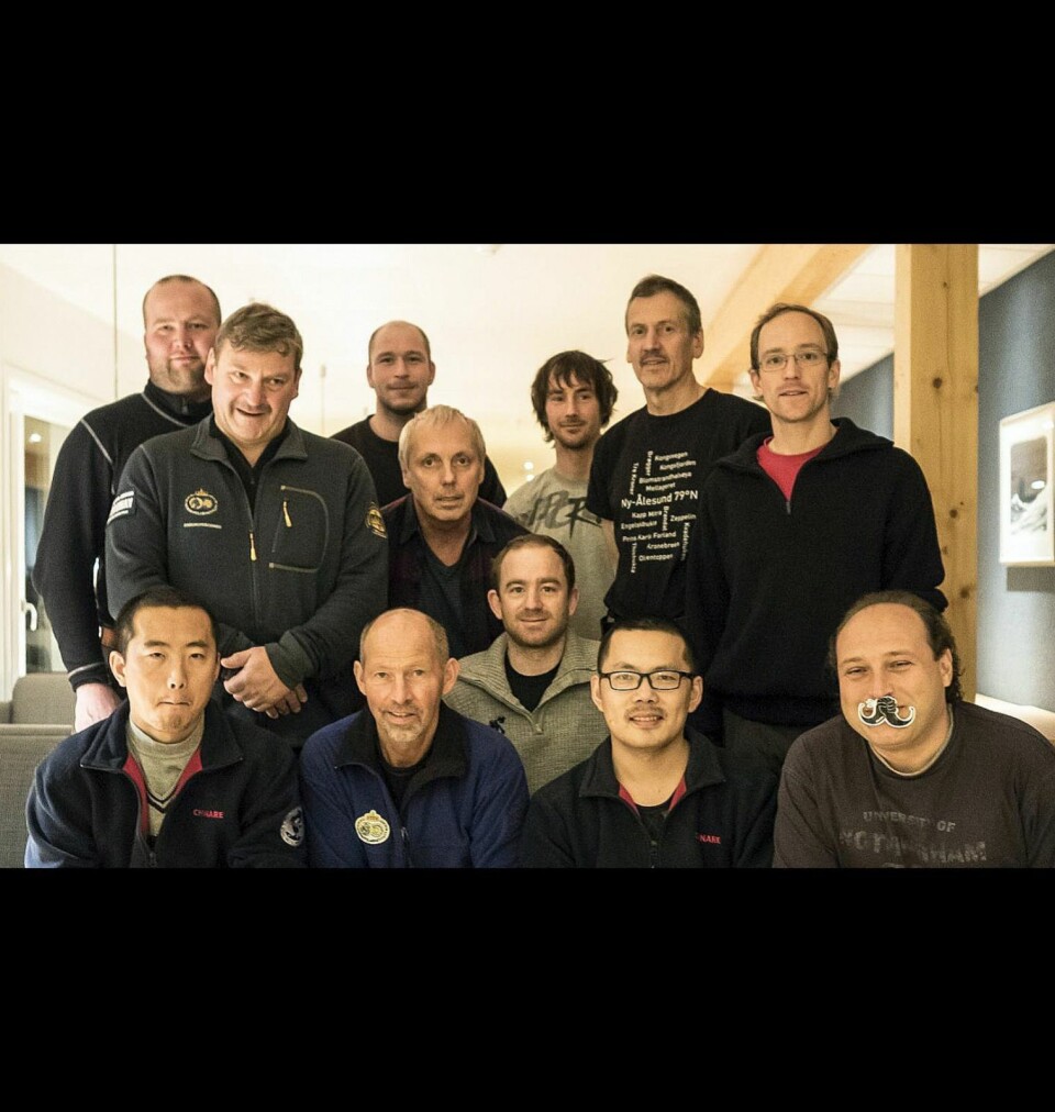 17 of the 20 recidents in Ny-Ålesund are participating in the Movember campaign. Here are eleven of them (and an Italian with with a funny mustache). Geir Mathiassen (no 3 from left in the second row er tre i andre rad) is pleased with the turnout.